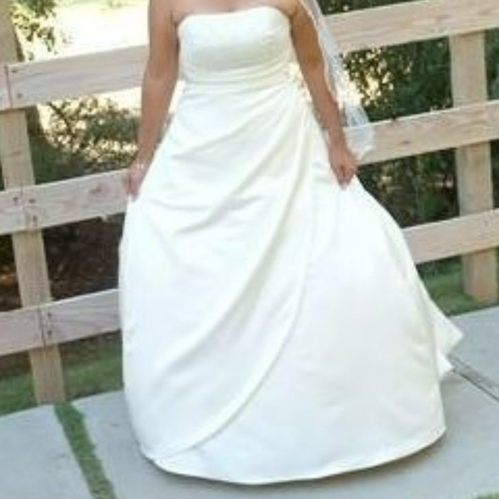 ⭐️🌟Wedding Dress (pre-owned) MUST GO!! 👰🏽🔥 Moving soon!⭐️🌟